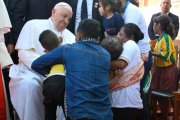 Francisco recibe el saludo de una familia.