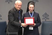 Vincenzo Paglia, presidente de la Pontificia Academia por la Vida, entrega el premio Guardián de la Vida a Sor Giustina Holha Holubets en la rueda de prensa del lunes.