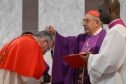 El cardenal Angelo de Donatis impone las cenizas en la basílica de Santa Sabina.