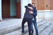 Un seminarista abraza a su hermano.