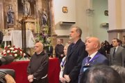 El Rey reza ante el Cristo de Medinaceli.