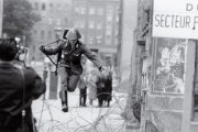 La célebre fotografía de Peter Leibing (1941-2008), tomada el 15 de agosto de 1961, que captura el momento en el que el soldado Conrad Schumann (1942-1998) deserta y huye al sector francés de Berlín en uno de los escasos pasos que habían quedado tras la construcción del Muro dos días antes.