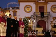 Autoridades civiles y eclesiales en la procesión magna del 8 de diciembre de 2025 en Sevilla, incluyendo al arzobispo y el Nuncio