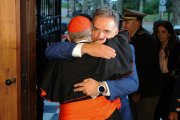 Yamandú Oris, presidente de Uruguay, abraza efusivamente al cardenal Sturla al llegar a la catedral de Montevideo