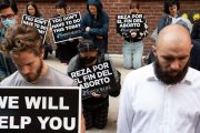 Rezan ante la sede abortista de Planned Parenthood en el SoHo de Manhattan, con carteles en español e inglés