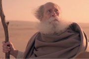 Un anciano San Juan en La Biblia Apocalipsis, película que ilustra la primera mitad del libro y le busca significados en siglos posteriores