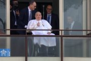 El Papa Francisco saludó brevemente a los fieles antes de partir a la Casa Santa Marta