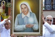 Religiosas con la imagen de Madre Carmen Rendiles en su ceremonia de beatificación en Caracas
