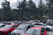Miles de personas, en vehículos y algunos autobuses, abarrotaron las misas de este domingo en el Valle de los Caídos.