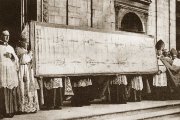 Ostensión de 1933. Varios obispos muestran la síndone a la multitud en la escalinata de la Catedral de Turín.