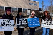 40 Días por la Vida ante un abortorio en Mangor (Maine).