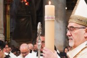 El Patriarca Pizzaballa con el cirio pascual de 2025 en el Santo Sepulcro, en la mañana de Pascua, que en Jerusalén se celebra en sábado