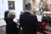 Los Reyes rezan ante el retrato de Francisco.