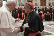 Francisco y el cardenal Becciu, uno de sus colaboradores más estrechos hasta 2019.