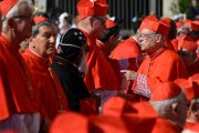 Hakuna te propone participar en el cónclave rezando por cardenales con nombre y apellidos.