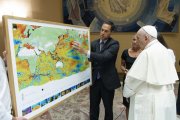 Gregory Asner, científico de la Universidad de Arizona, explica al Papa en 2021 la importancia de los arrecifes de coral en la biodiversidad