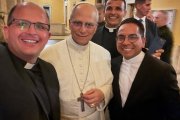 El Papa León XIV, vestido de blanco, con sacerdotes con los que se hizo un selfi en el Vaticano.