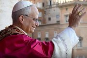 León XIV saluda a los fieles en su primera aparición como Papa.