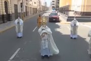 El obispo Prevost, con el Santísimo.
