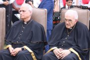 Jesús Moliné con Robert Prevost al ser homenajeados en Perú en 2023