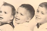 El pequeño Robert Prevost con sus hermanos mayores, Louis y John