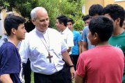 Robert Prevost, como obispo, en diciembre de 2019 con chicos del preseminario de Chiclayo