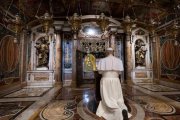 León XIV reza en la tumba de su primer predecesor, San Pedro, el 11 de mayo, bajo la basílica de San Pedro del Vaticano