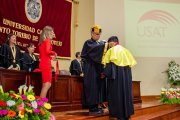 Robert Prevost, como Gran Canciller de la Universidad USAT de Chiclayo, impone honores universitarios en 2019