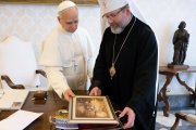 El arzobispo Shevchuk muestra a León XIV un cuadro sobre la guerra, obra de un artista cuyo hijo ha muerto en el frente