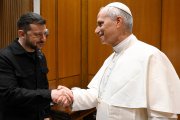 León XIV recibe en su despacho a Volodímir Zelensky, poco después de la misa de inicio de pontificado