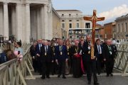 Peregrinos de Sevilla con el arzobispo Saiz Meneses se acercan a San Pedro del Vaticano el 15 de mayo