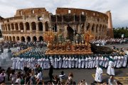 La Virgen de la Esperanza de Málaga junto al Coliseo de Roma, en el Jubileo de Cofradías de 2025