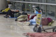Personas sin hogar duermen en pasillos del aeropuerto de Barajas, entre 70 y 400