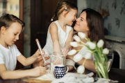 Una madre con sus hijos.