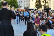 El sacerdote Raúl Olazábal, bendiciendo a cientos de fieles en la Plaza de España de Madrid tras el rezo del Rosario por la juventud de España.