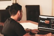 Un hombre viendo Pornhub.