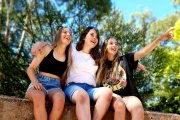 Chicas jóvenes y sonrientes, pero los adolescentes de la Generación Alfa tienen muchas heridas