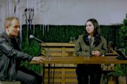 Josué Fonseca habla con Claudia -antigua alumna suya, hoy profesora- de Historia de la Iglesia y evangelización actual