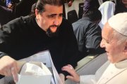 El exorcista Cristian Meriggi con el Papa Francisco.