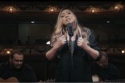 Juliana de Paula canta al Espíritu Santo en portugués con Cançao Nova