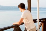 Un hombre mirando al horizonte.