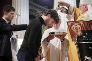 Dermot Farrell, arzobispo de Dublín, bautiza a Vincent DuPont, en la Vigilia Pascual de 2025