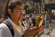 Una mujer en Valladolid, ante una reliquia de Santa Margarita María de Alacoque, pide su intercesión celestial