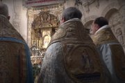 Canónigos de la catedral de Sevilla, revestidos de azul por una fiesta de la Virgen