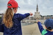 Unos niños en el santuario de Fátima, el día previo a la Peregrinación de Niños de junio de 2025