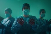 Captura del polémico e inspirador clip de "Obrigado Mãe!"