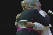 Abrazo de un monseñor al Papa
