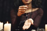 Una mujer practicando brujería y adivinación.