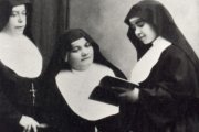Sor Eusebia Palomino, a la derecha de la foto, lee un libro ante dos de sus compañeras de orden.