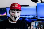 Un estafador que usa Internet para lucrarse, engañando a sus víctimas con otras identidades